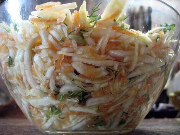 Капуста,морковь,зелень,песочек,соль,ябл.уксус,масло под..
