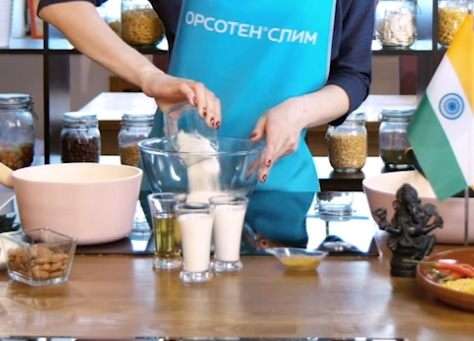 Муку высыпать в отельную миску, посолить и поперчить по вкусу.