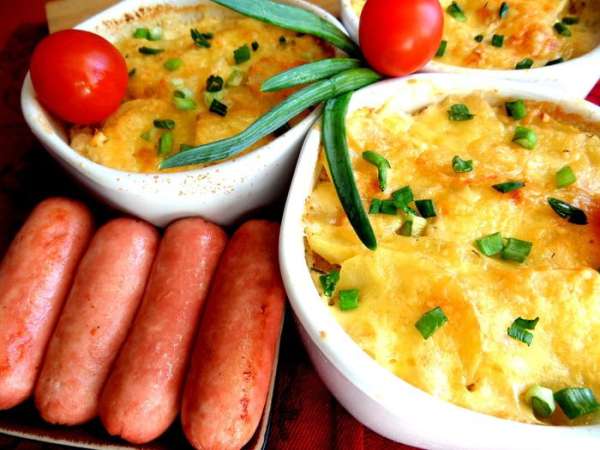 Сосиски я запекала тоже в духовке рядом с картофелем.