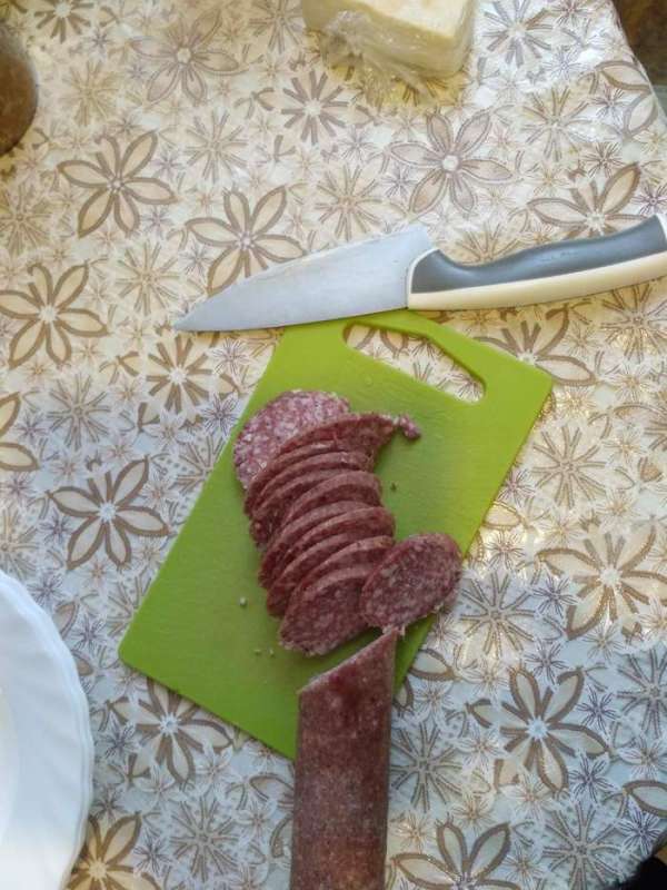 Режем колбаску.