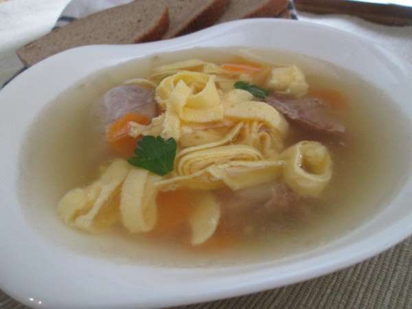 Разливаем бульон по тарелкам, добавляем кусочки мяса и яичную лапшу. Добавляем зелень и подаем. Разливаем бульон по тарелкам, добавляем кусочки мяса и яичную лапшу. Добавляем зелень и подаем.