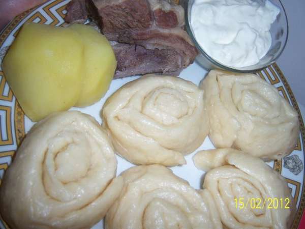 Готовый хинкал выкладываем на тарелку с мясом и картошкой и подаём со сметаной и процеженным бульоном.