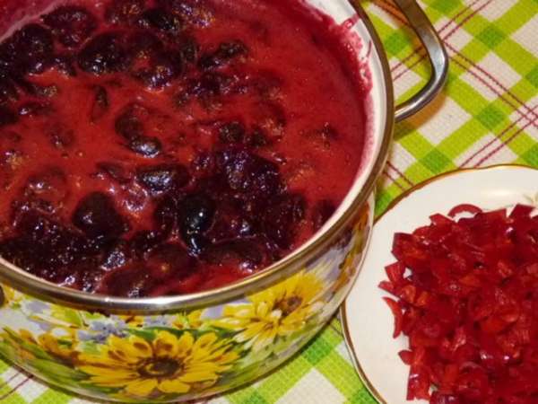 Добавляем перец пеперончино, корицу и молотый черный перец и увариваем до загустения на медленном огне, регулярно помешивая. У меня на это ушло минут 40. Чем дольше увариваем, тем гуще будет соус. Извлекаем палочки корицы. Добавляем перец пеперончино, корицу и молотый черный перец и увариваем до загустения на медленном огне, регулярно помешивая. У меня на это ушло минут 40. Чем дольше увариваем, тем гуще будет соус. Извлекаем палочки корицы.