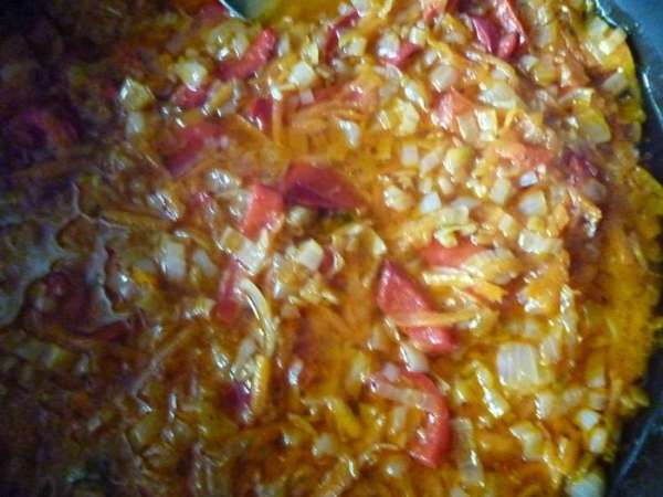 Тесто делим пополам и раскатываем тонко(как на пельмени,у меня получился пласт примерно 30на35см.)Делим вдоль на две части,выкладываем начинку.