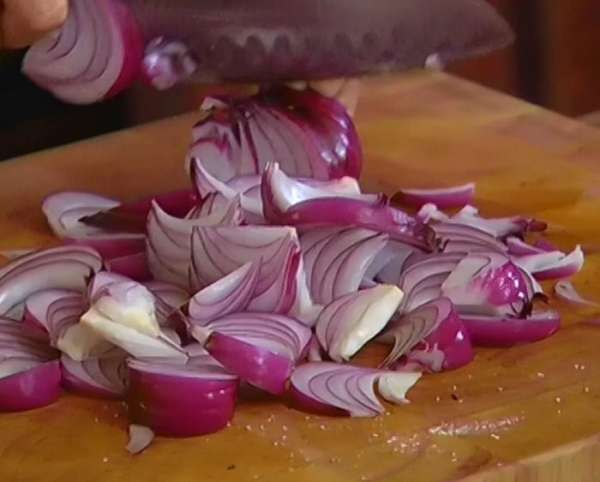Лук почистить и порезать крупными дольками. Лук почистить и порезать крупными дольками.