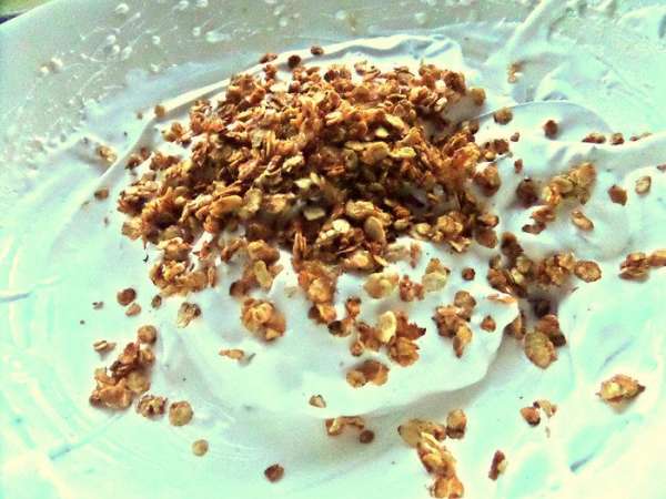 И вот настала очередь грильяжа из овсянки. Она стала такая вкусная,похожа на орешки! Большой соблазн съесть половину.