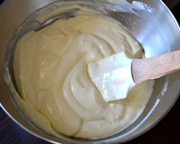 Крем получается необыкновенно нежный и гладкий. А уж какой он вкусный! ))
