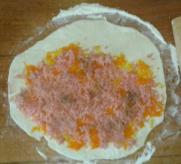 Фарш солим и перчим по вкусу. И выкладываем его на тесто следующим слоем. Фарш солим и перчим по вкусу. И выкладываем его на тесто следующим слоем.
