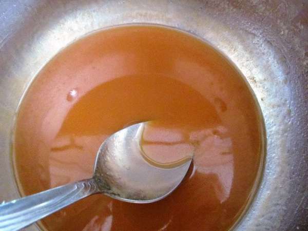 Мешаем до полного растворения и соединения карамели со сливками и маслом. 