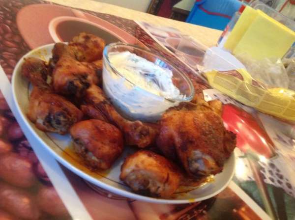 Я подавала курицу с белым соусом: смешайте майонез и сметану в равных пропорциях, добавьте мелко рубленную зелень и чеснок по вкусу.
Приятного аппетита!!! Я подавала курицу с белым соусом: смешайте майонез и сметану в равных пропорциях, добавьте мелко рубленную зелень и чеснок по вкусу.
Приятного аппетита!!!