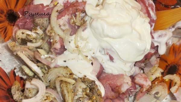 Лук  нарезать полукольцами и добавить к мясу.