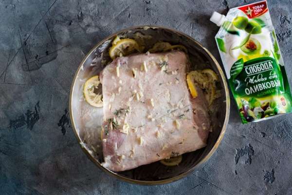 Выложите в маринад мясо, натрите со всех сторон маринадом и оставьте на два часа при комнатной температуре.