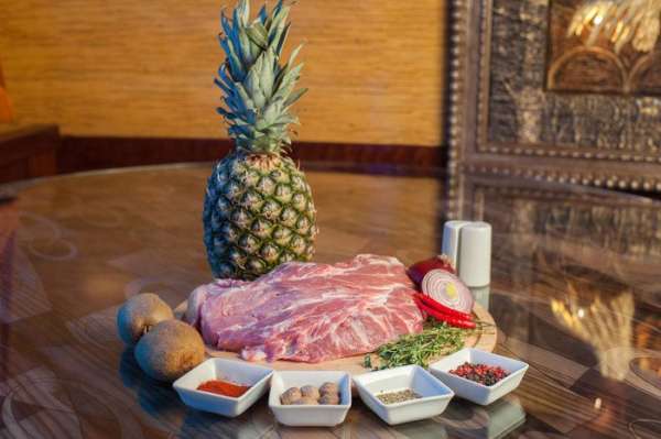 Смешать все ингредиенты для маринада. Замариновать мясо и оставить на 1 час.