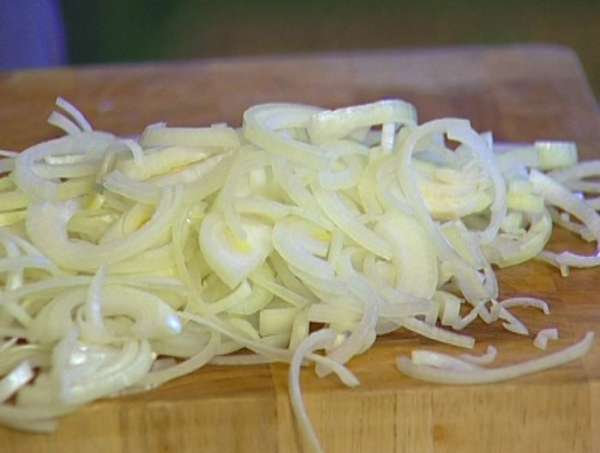 Лук почистить и нарезать полукольцами.  