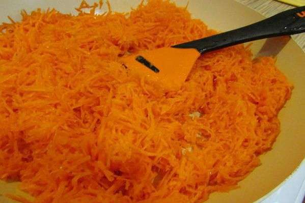 На сковороду налить растительное масло, выложить морковь. Посолить, добавить сахар и припустить морковь до мягкого состояния.