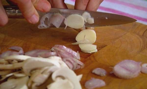 Чеснок почистить и нарезать тонкими пластинками.