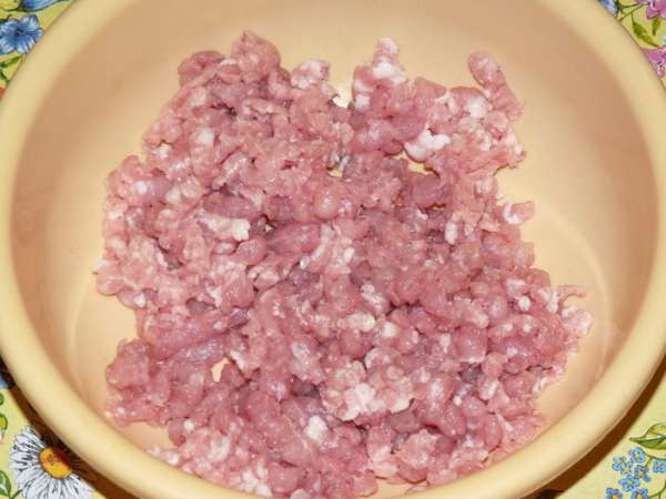 Мясо измельчить на мясорубке и добавить к луку.