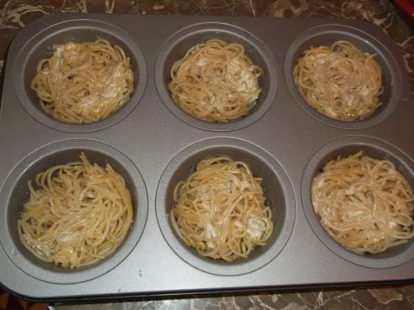 Макароны выкладываем в форму, заливаем соусом.