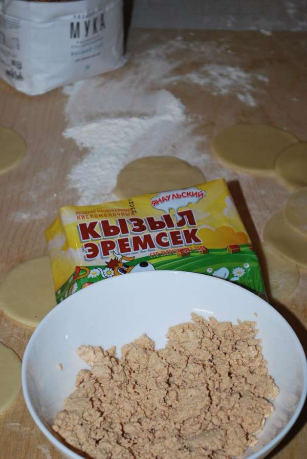 Творог плотный и сладкий. Сахар я не добавляла. Начинка самодостаточная.