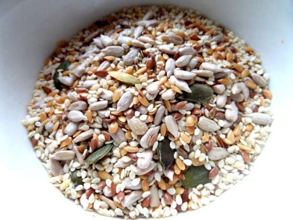 Для верха я взяла микс из семечек,но лучше положить семечки в тесто,так как мои почти все при жарке отскочили)))