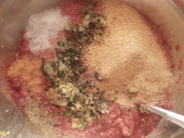 Печень помолоть на мясорубке и добавить обжаренный лук с петрушкой, соль, перец, мускатный орех и панировочные сухари. Перемешать и отставить в сторону на 10-15 минут.