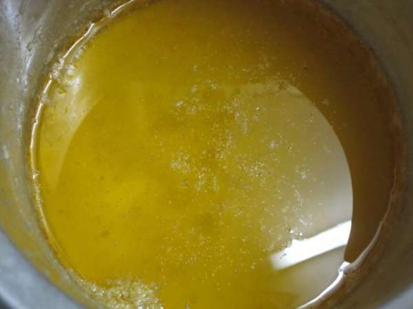 На такой водяной бане масло топилось 1,5 часа. За это время жир поднялся, а вода осталась внизу. На такой водяной бане масло топилось 1,5 часа. За это время жир поднялся, а вода осталась внизу.