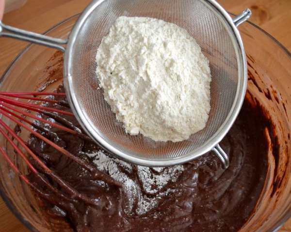 И в конце, муку с разрыхлителем...