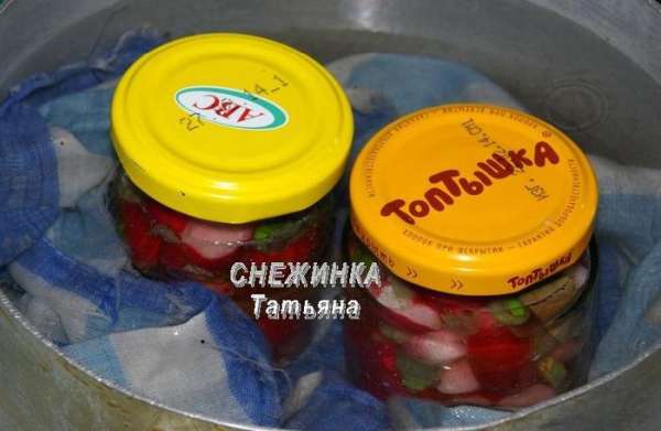 Закрываем крышками и ставим стерилизоваться на 10 минут. Для этого в кастрюлю кладём чистую тряпочку, ставим на неё банки и заливаем горячей водой 'до плечиков'. Доводим до кипения воду и стерилизуем закатки. Закрываем крышками и ставим стерилизоваться на 10 минут. Для этого в кастрюлю кладём чистую тряпочку, ставим на неё банки и заливаем горячей водой 'до плечиков'. Доводим до кипения воду и стерилизуем закатки.