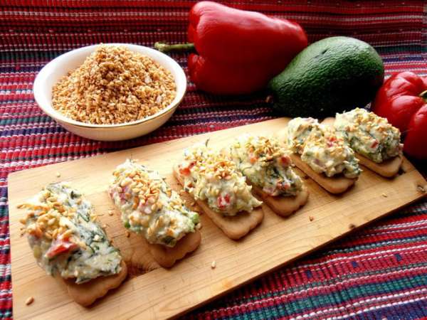 Очень вкусно с такой творожно-сырной закуской на печенье...(http://www.edimdoma.ru/retsepty/55729-syrno-tvorozhnaya-zakuska-na-pechenie)