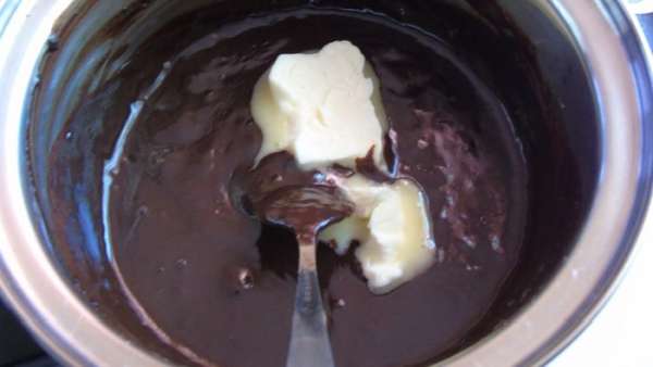 Шоколад растопить на водяной бане со сливками, добавить сливочное масло и растереть до гладкости. Шоколад растопить на водяной бане со сливками, добавить сливочное масло и растереть до гладкости.