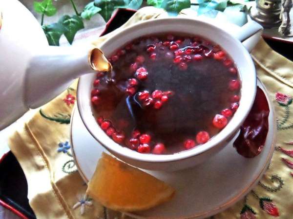 И пьём вкуснейший чай, закусывая ягодами :) И пьём вкуснейший чай, закусывая ягодами :)