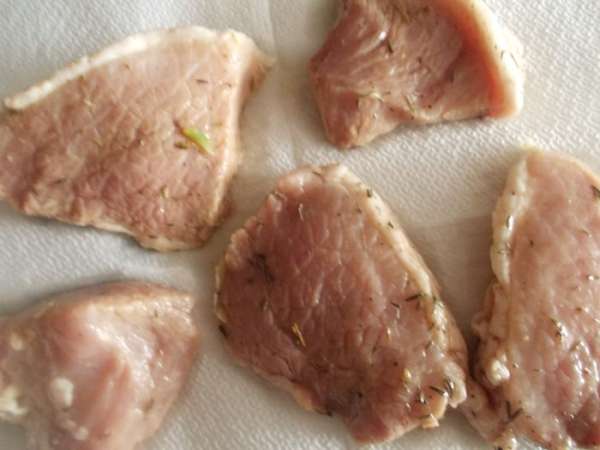 Достать мясо и обсушить бумажным полотенцем. Достать мясо и обсушить бумажным полотенцем.
