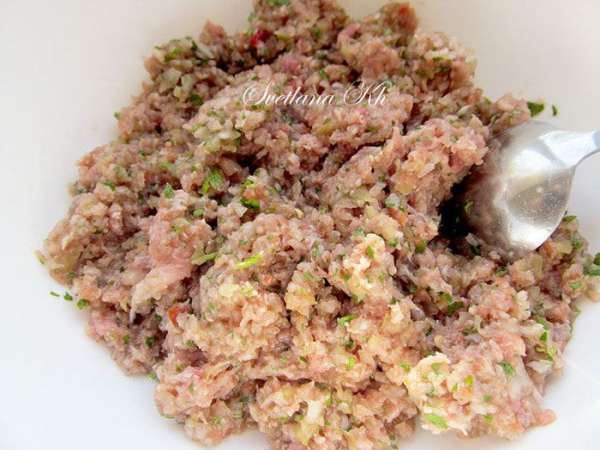 Делаем начинку. В блендере измельчить мясо, лук (можно мелко порезать, но не перекручивать на мясорубке), болгарский перец, петрушку, помидор без кожицы, красный жгучий перец.
В фарш добавить размягченное сливочное масло. Посолить по вкусу.
Делаем начинку. В блендере измельчить мясо, лук (можно мелко порезать, но не перекручивать на мясорубке), болгарский перец, петрушку, помидор без кожицы, красный жгучий перец.
В фарш добавить размягченное сливочное масло. Посолить по вкусу.
