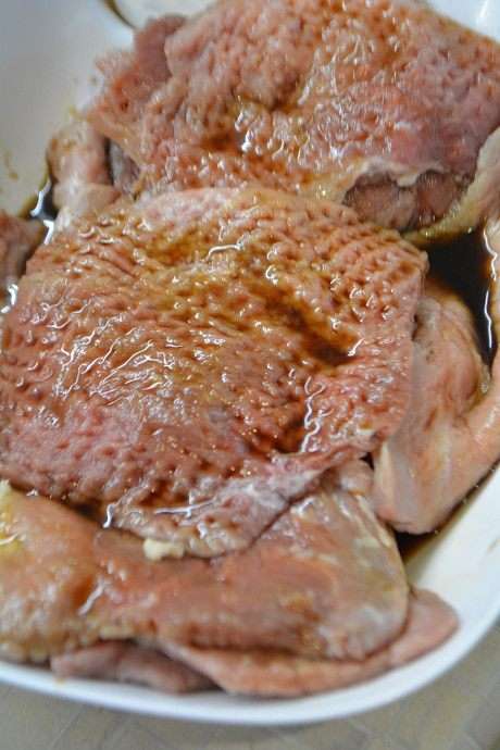 Замариновать мясо в смеси соевого соуса и смеси 5 перцев на 2 часа.