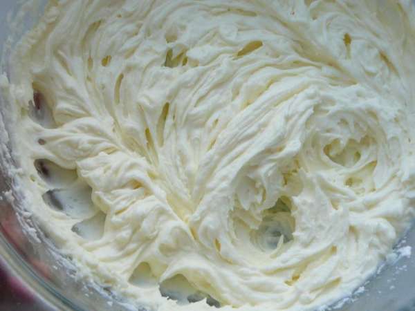 Приготовить маслянный крем(покрытие),по рецепту http://www.edimdoma.ru/recipes/28367.Я брала около 300гр.сливочного масла и половину баночки сгущеных сливок.