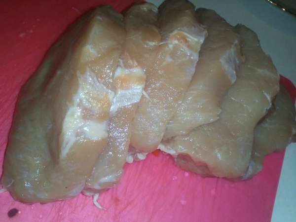 Нарезать мясо, немного отбить, положить в горячий маринад, оставить на 30-60 минут.