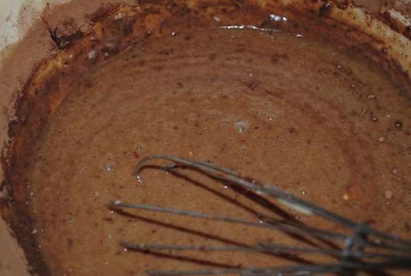 Яйца взбить с сахаром, добавить размягченное масло, сметану и какао, очень хорошо взбить. 