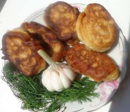 Для терпеливых можно с этим мясом нажарить вкусных оладушков и подать к свекольнику.
