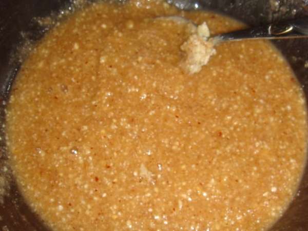 Для приготовления ореховой начинки: смолоть орехи (орехи можно взять любые какие вы любите), смешать с сахаром, яичным белком, корицей и ромом (ром можно заменить коньяком). Для приготовления ореховой начинки: смолоть орехи (орехи можно взять любые какие вы любите), смешать с сахаром, яичным белком, корицей и ромом (ром можно заменить коньяком).