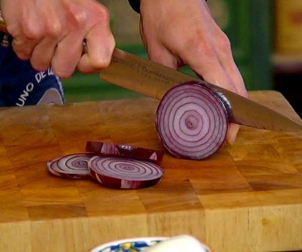 Луковицу почистить, нарезать крупными кольцами, посолить, слегка сбрызнуть оливковым маслом и перемешать.