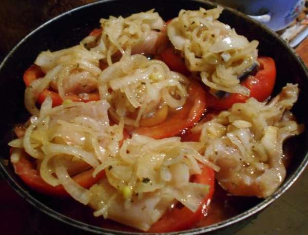 Уложите филейки и посыпьте луком, полейте маслом.