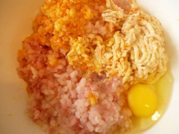 Пропустить через мясорубку рыбное филе и спасерованные лук и морковь, замоченный в молоке белый хлеб. Добавить яйца, посолить и поперчить (я добавляю смесь перцев).