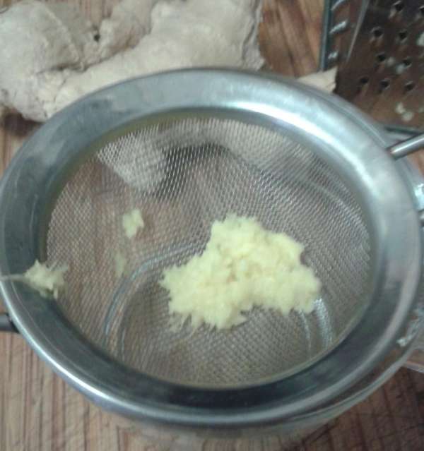 Теперь кофе: почистить корень имбиря, натереть на терке. Теперь кофе: почистить корень имбиря, натереть на терке.