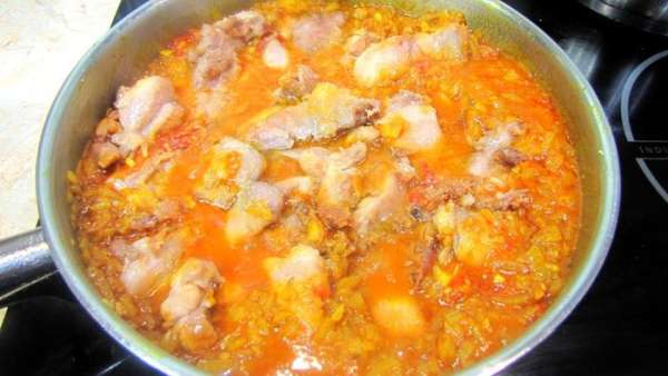 Положите обратно куриные кусочки. Положите обратно куриные кусочки.