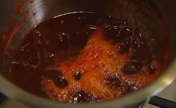 Добавить веточку розмарина, 2 ст. ложки коричневого сахара и уваривать на медленном огне, чтобы сироп стал густым. Добавить веточку розмарина, 2 ст. ложки коричневого сахара и уваривать на медленном огне, чтобы сироп стал густым.