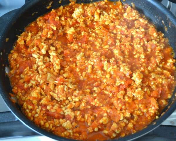Посолить, добавить специи (все по вкусу) и тушить на медленном огне около 25 минут.
