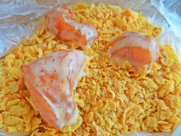 Переносим кусочки филе в панировку. Переносим кусочки филе в панировку.