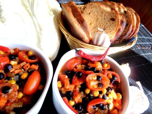 Подаём его с рагу из предыдущего рецепта... http://www.edimdoma.ru/retsepty/65274-vegetarianskiy-chili-chili-con-carne-latyshskaya-versiya