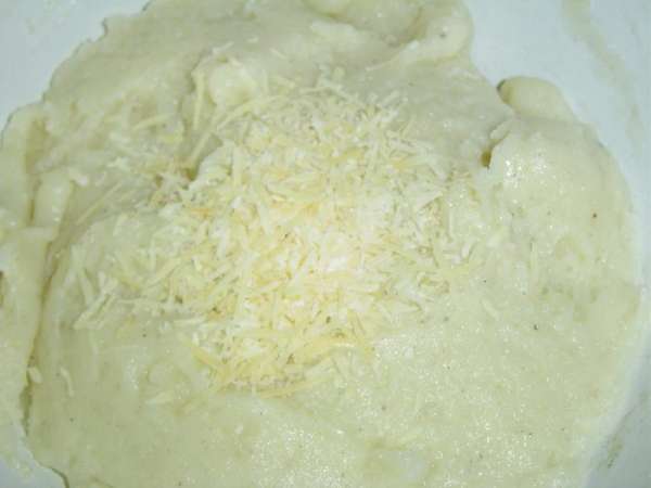 В картофельное пюре добавляем растопленное сливочное масло, В картофельное пюре добавляем растопленное сливочное масло,