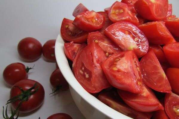 Помидоры помыть, обсушить и нарезать дольками.